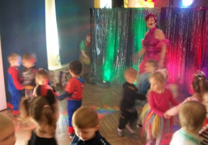 Dzieci dobierają się w pary i tańczą w kółeczkach w rytm brazylijskiej muzyki